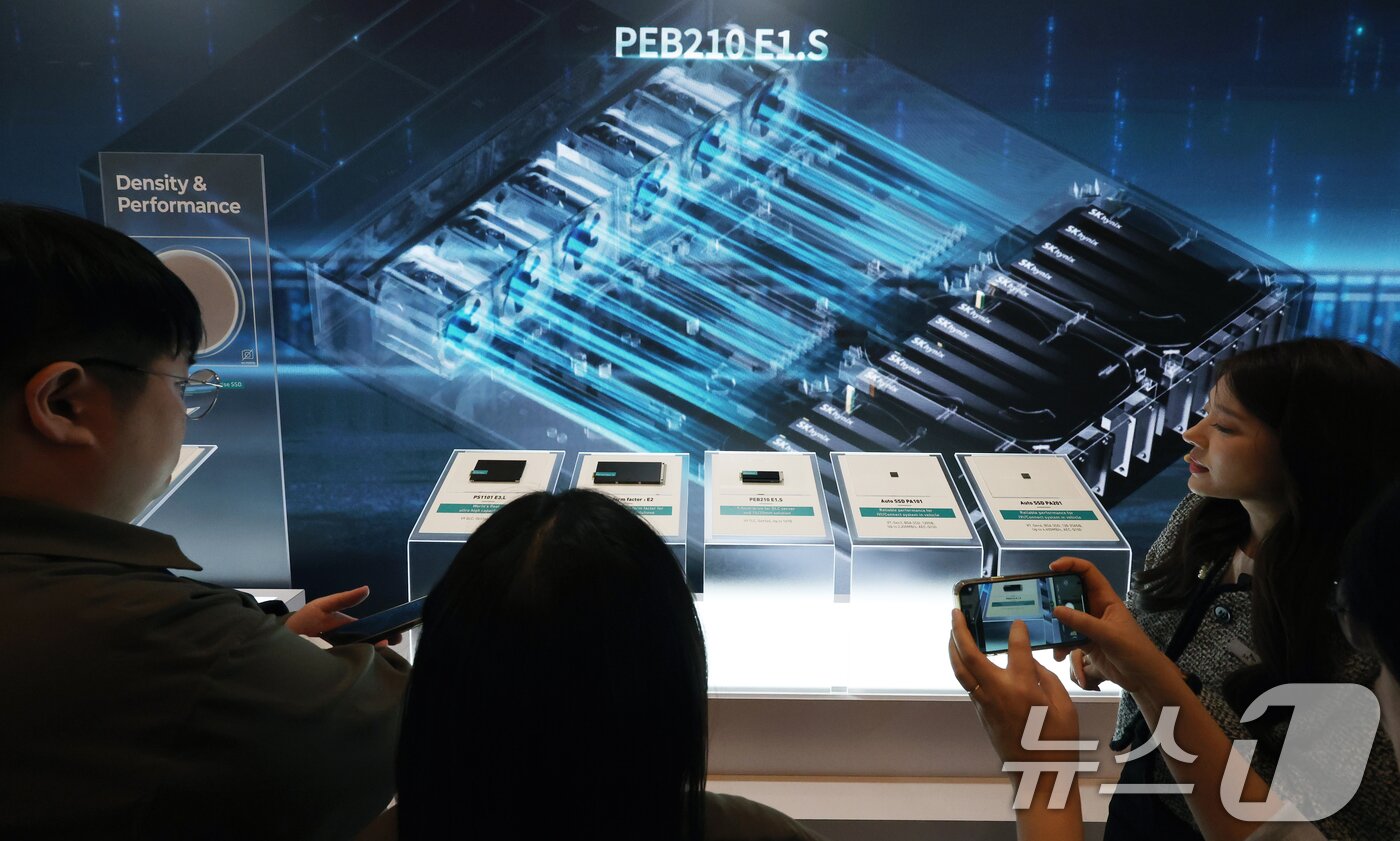 본문 이미지 - 세계 최대 IT(정보기술)·가전 전시회 'CES 2026' 개막 사흘차인 8일(현지시간) 미국 네바다주 라스베이거스 베네치안호텔에 마련된 SK하이닉스 전시관에서 '프레스투어'가 진행되고 있다. 2026.1.9/뉴스1 ⓒ News1 황기선 기자