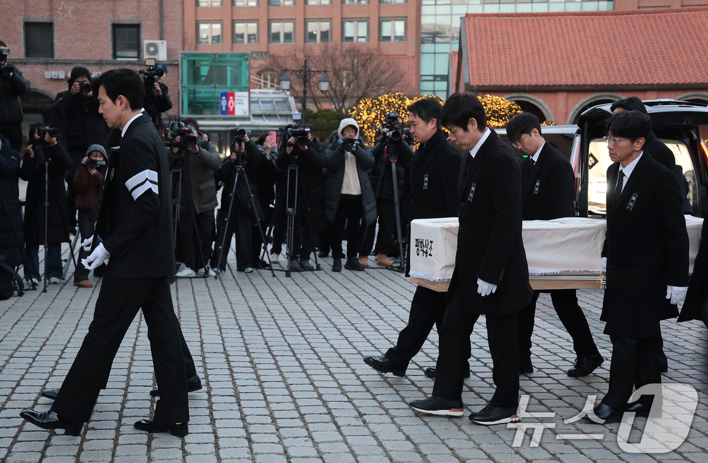 본문 이미지 - 배우 정우성과 이정재를 비롯한 동료 배우들이 故 안성기의 장례 미사를 위해 9일 오전 서울 중구 명동성당으로 들어서고 있다. 2026.1.9/뉴스1 ⓒ News1 권현진 기자