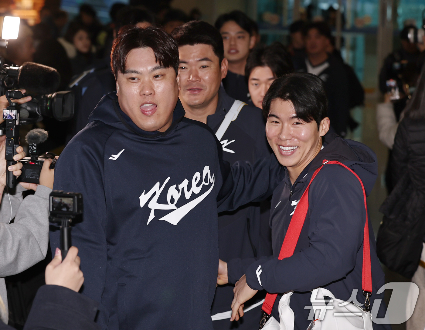 (인천공항=뉴스1) 구윤성 기자 = 야구 국가대표팀 류현진, 김혜성이 9일 오전 인천국제공항 제1여객터미널에서 월드베이스볼클래식(WBC) 대비 1차 전지훈련을 위해 사이판으로 출국 …