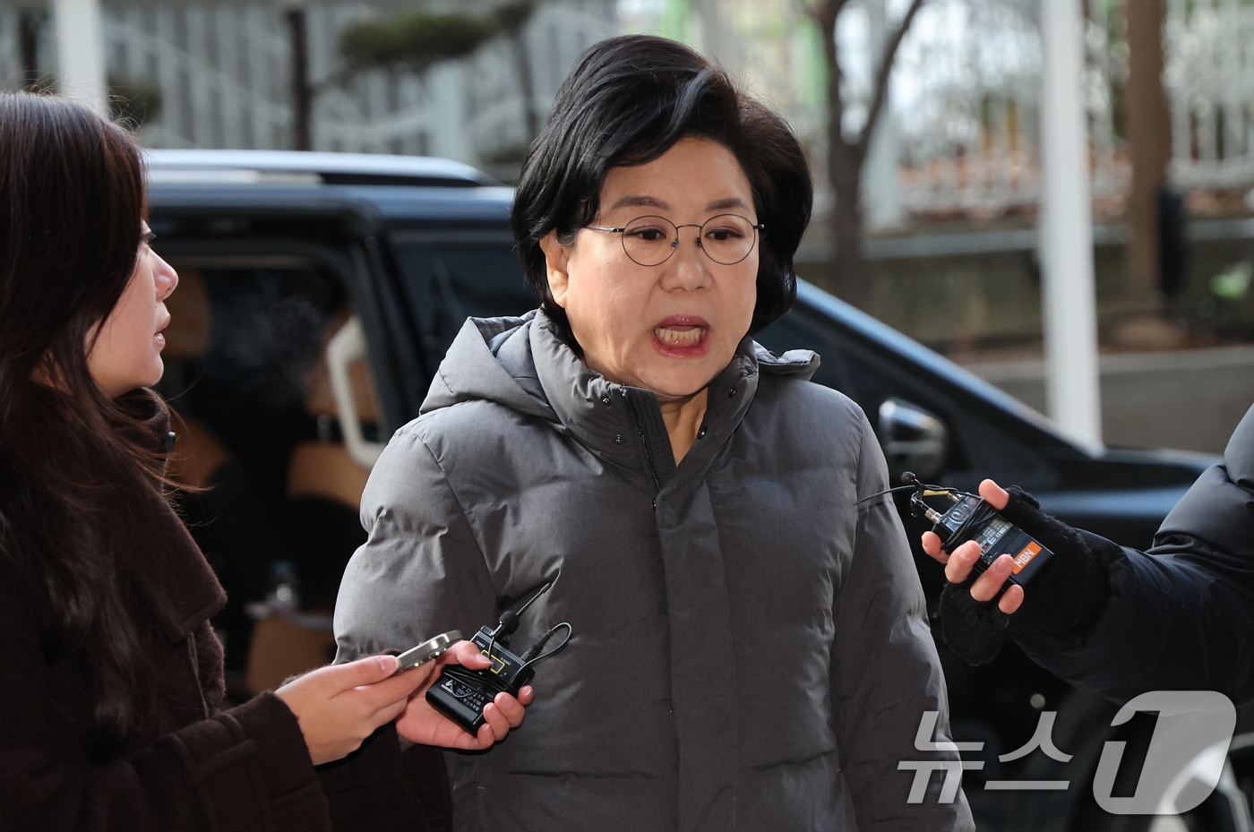 (서울=뉴스1) 임세영 기자 = 이혜훈 초대 기획예산처 장관 후보자가 9일 오전 서울 중구 예금보험공사에 마련된 인사청문회 준비 사무실로 출근하며 취재진의 질문에 답하고 있다. …