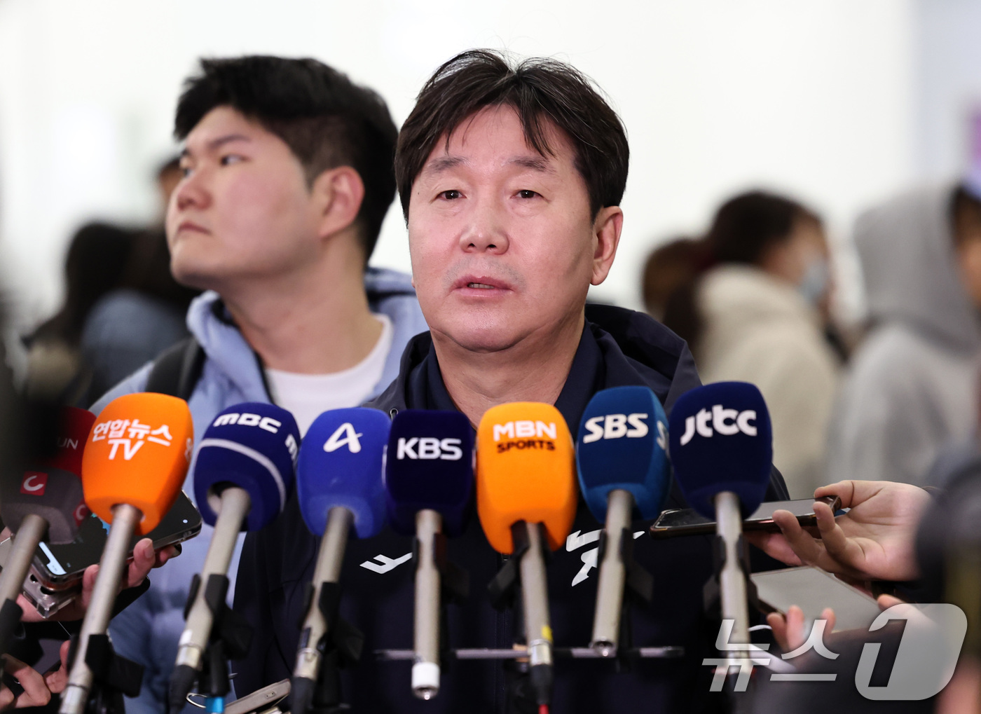 (인천공항=뉴스1) 구윤성 기자 = 류지현 야구 국가대표팀 감독이 9일 오전 인천국제공항 제1여객터미널에서 월드베이스볼클래식(WBC) 대비 1차 전지훈련을 위해 사이판으로 출국하기 …