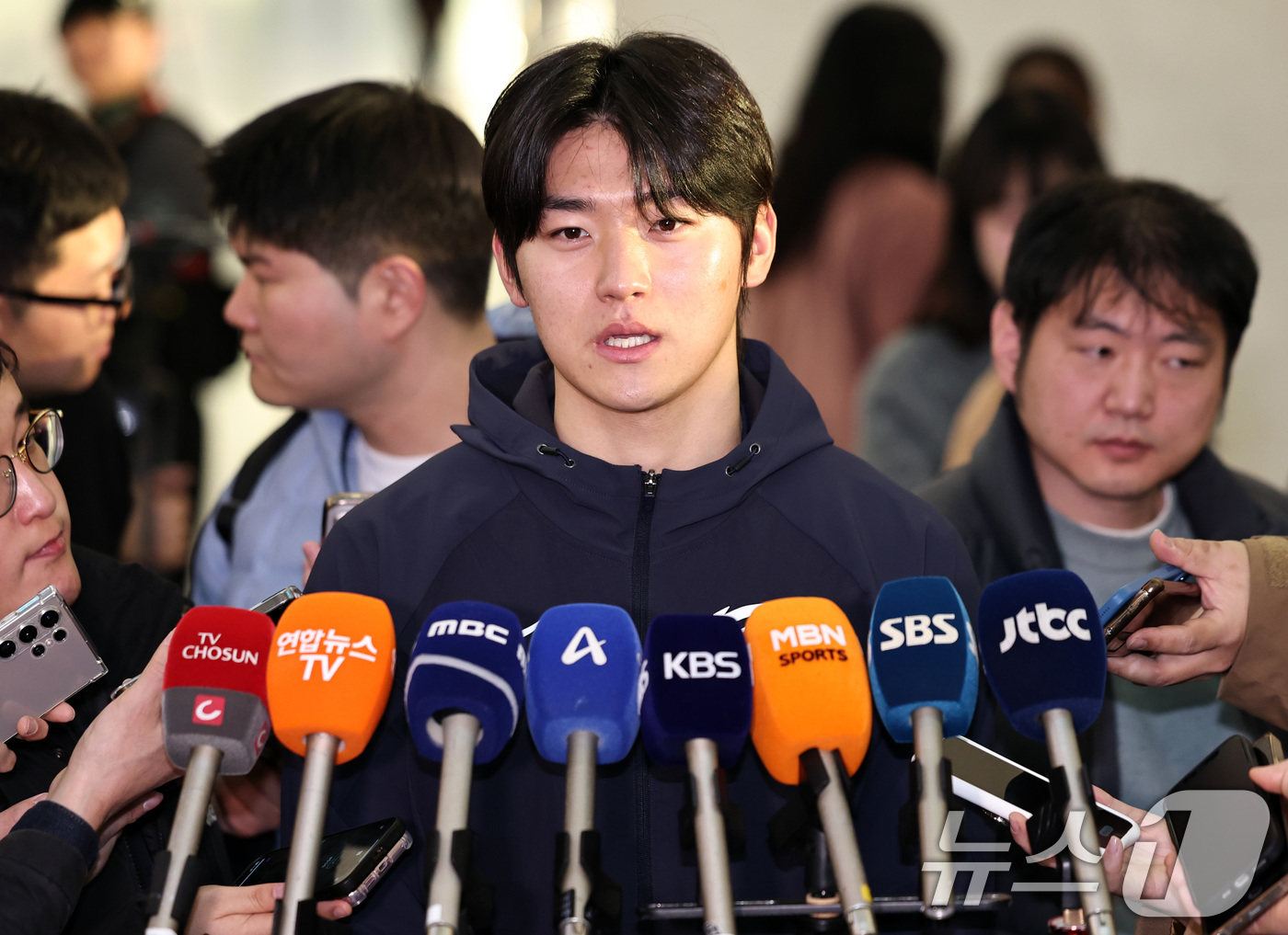 (인천공항=뉴스1) 구윤성 기자 = 야구 국가대표팀 김도영이 9일 오전 인천국제공항 제1여객터미널에서 월드베이스볼클래식(WBC) 대비 1차 전지훈련을 위해 사이판으로 출국하기 전 …