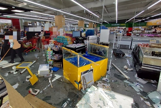 포항서 SUV 대형마트 돌진…직원 1명 경상