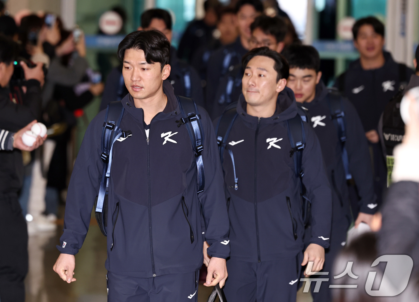 (인천공항=뉴스1) 구윤성 기자 = 박해민, 신민재를 비롯한 야구 국가대표팀 선수들이 9일 오전 인천국제공항 제1여객터미널에서 월드베이스볼클래식(WBC) 대비 1차 전지훈련을 위해 …