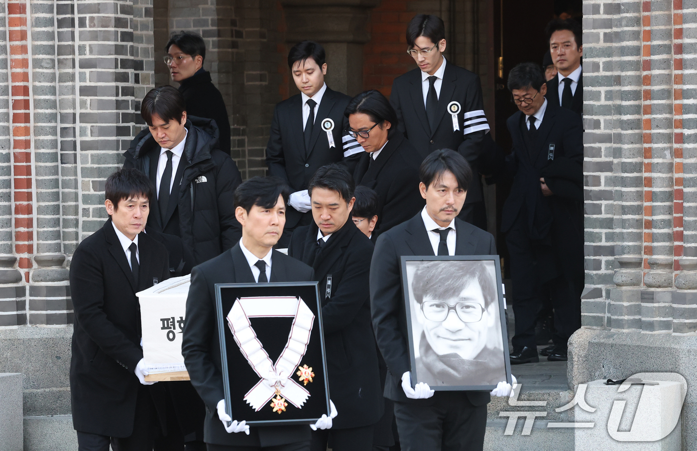 (서울=뉴스1) 권현진 기자 = 9일 오전 서울 중구 명동성당에서 고 안성기의 발인식이 엄수되고 있다. 정우성은 고인의 영정을, 이정재는 금관문화훈장을 들고 있다. 2026.1.9 …