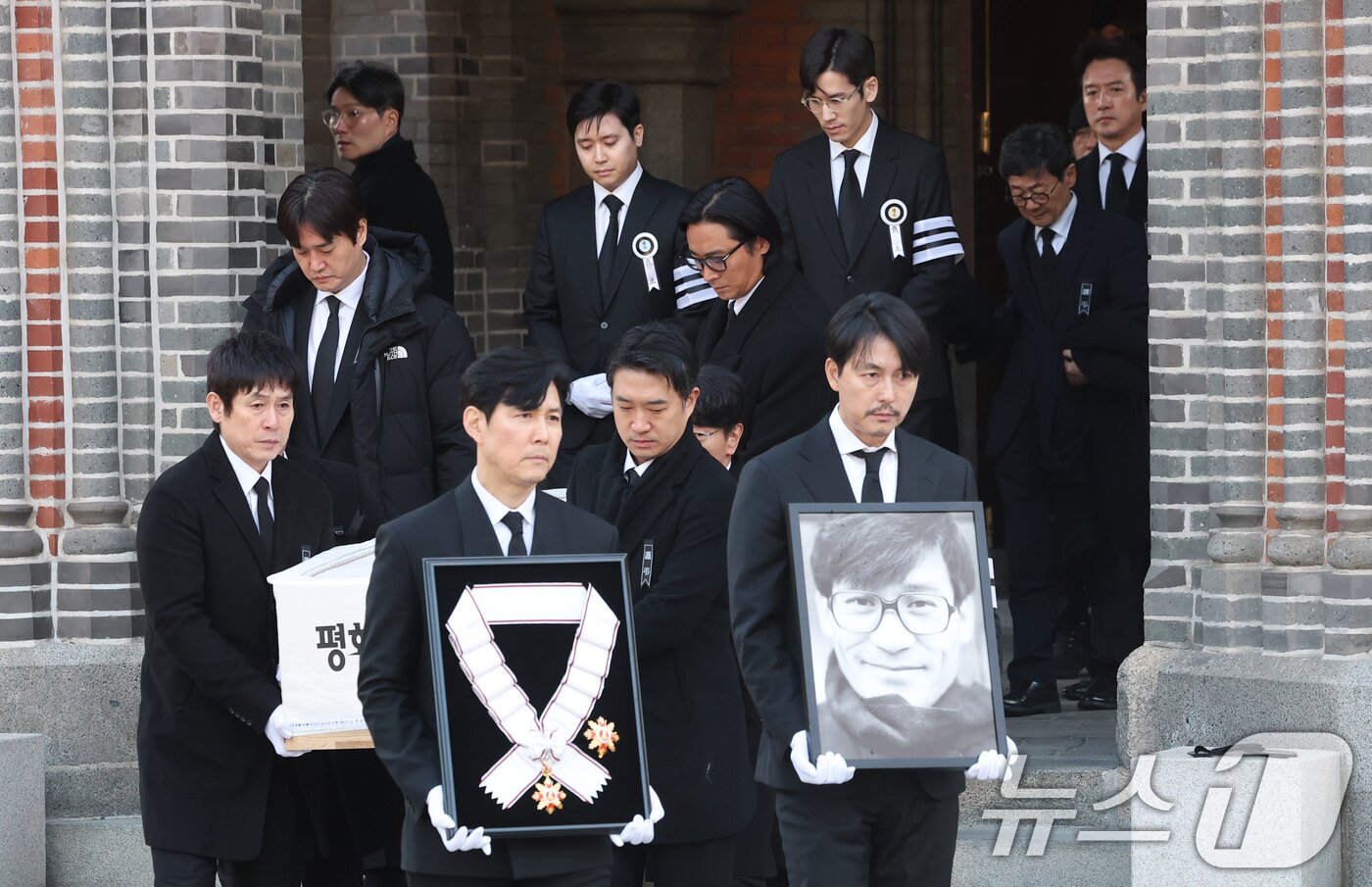 본문 이미지 - 9일 오전 서울 중구 명동성당에서 고 안성기의 발인식이 엄수되고 있다. 정우성은 고인의 영정을, 이정재는 금관문화훈장을 들고 있다. 2026.1.9/뉴스1 ⓒ News1 권현진 기자