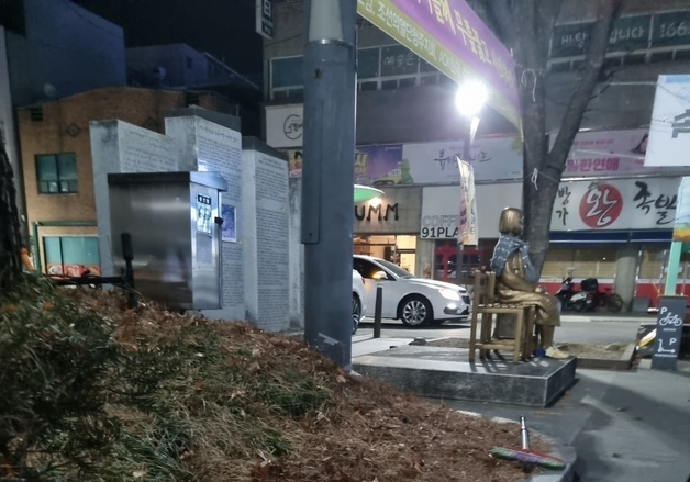 '개와 산책 중이던 여성에 화살' 20대 용의자 2명 입건