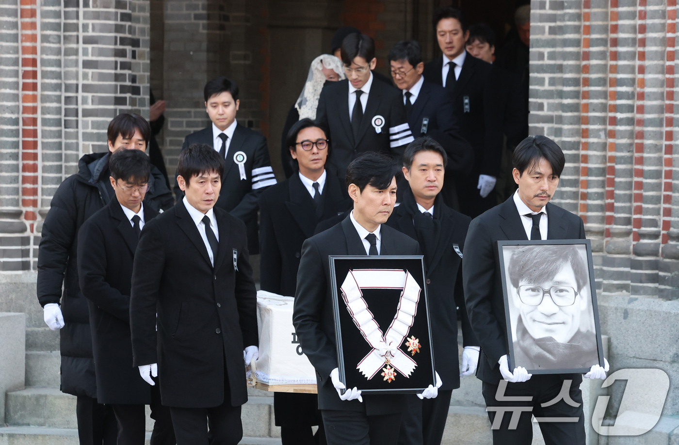 (서울=뉴스1) 권현진 기자 = 9일 오전 서울 중구 명동성당에서 고 안성기의 발인식이 엄수되고 있다. 정우성은 고인의 영정을, 이정재는 금관문화훈장을 들고 있다. 2026.1.9 …