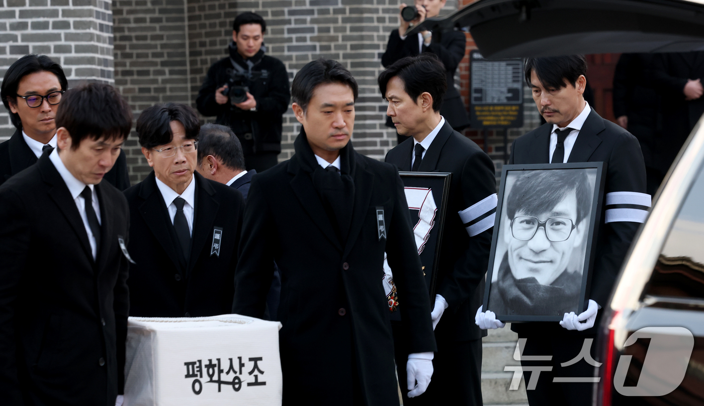 (서울=뉴스1) 권현진 기자 = 9일 오전 서울 중구 명동성당에서 고 안성기의 발인식이 엄수되고 있다. 정우성은 고인의 영정을, 이정재는 금관문화훈장을 들고 있다. 2026.1.9 …