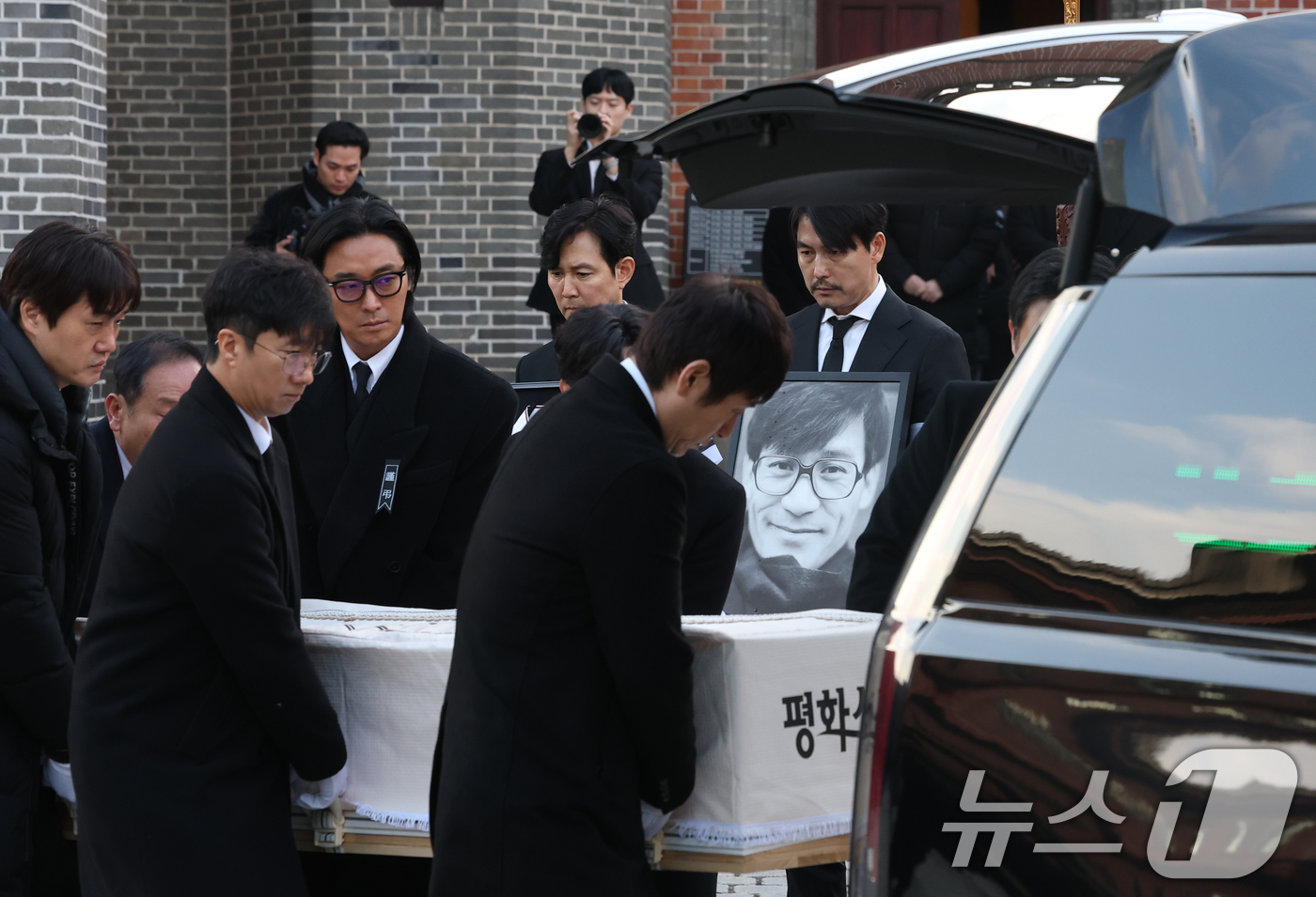 (서울=뉴스1) 권현진 기자 = 9일 오전 서울 중구 명동성당에서 고 안성기의 발인식이 엄수되고 있다. 정우성은 고인의 영정을, 이정재는 금관문화훈장을 들고 있다. 2026.1.9 …