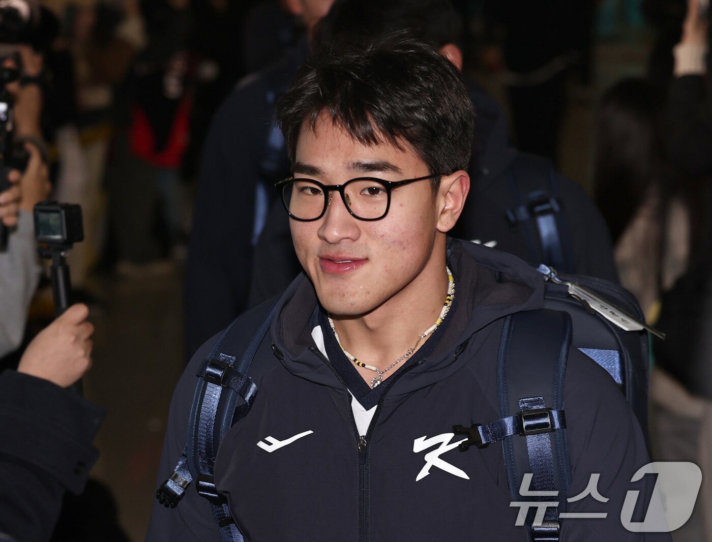 본문 이미지 - 야구 국가대표팀 안현민이 9일 오전 인천국제공항 제1여객터미널에서 월드베이스볼클래식(WBC) 대비 1차 전지훈련을 위해 사이판으로 출국하고 있다. 2026.1.9/뉴스1 ⓒ News1 구윤성 기자