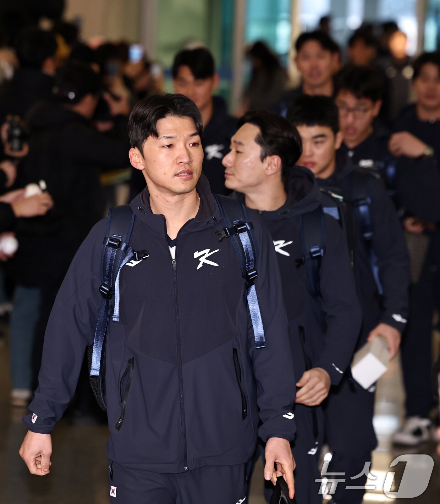 본문 이미지 - 박해민, 신민재를 비롯한 야구 국가대표팀 선수들이 9일 오전 인천국제공항 제1여객터미널에서 월드베이스볼클래식(WBC) 대비 1차 전지훈련을 위해 사이판으로 출국하고 있다. 2026.1.9/뉴스1 ⓒ News1 구윤성 기자
