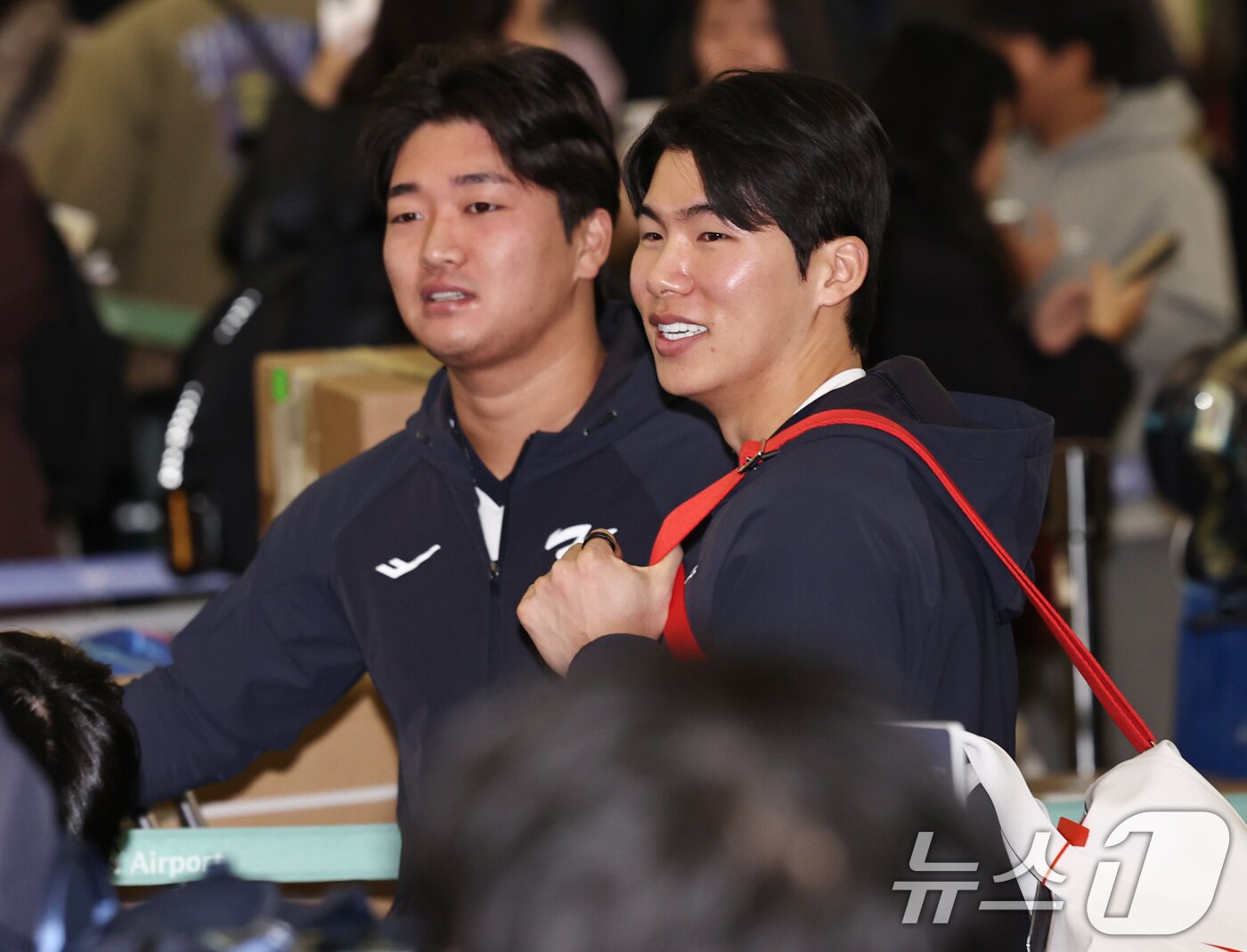 본문 이미지 - 야구 국가대표팀 김혜성, 고우석이 9일 오전 인천국제공항 제1여객터미널에서 월드베이스볼클래식(WBC) 대비 1차 전지훈련을 위해 사이판으로 출국하고 있다. 2026.1.9/뉴스1 ⓒ News1 구윤성 기자