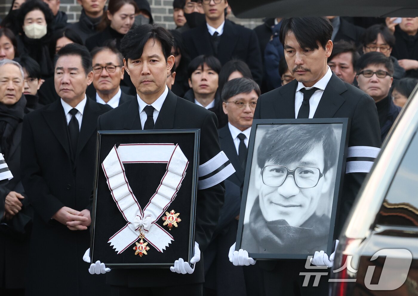 본문 이미지 - 9일 오전 서울 중구 명동성당에서 고 안성기의 발인식이 엄수되고 있다. 정우성은 고인의 영정을, 이정재는 금관문화훈장을 들고 있다. 2026.1.9/뉴스1 ⓒ News1 권현진 기자