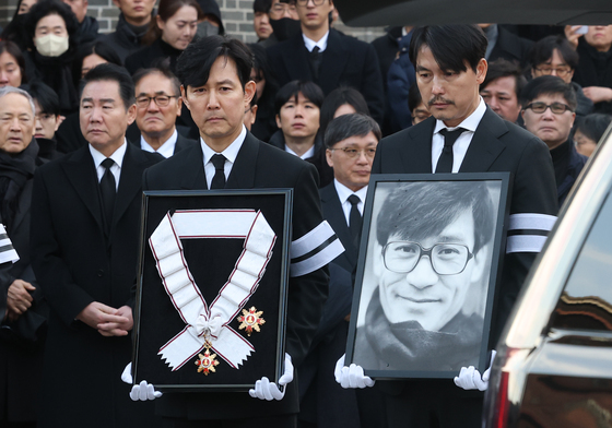 '멋진 배우이자 아버지였던' 故 안성기…영화계·유족 눈물의 배웅 속 영면(종합)