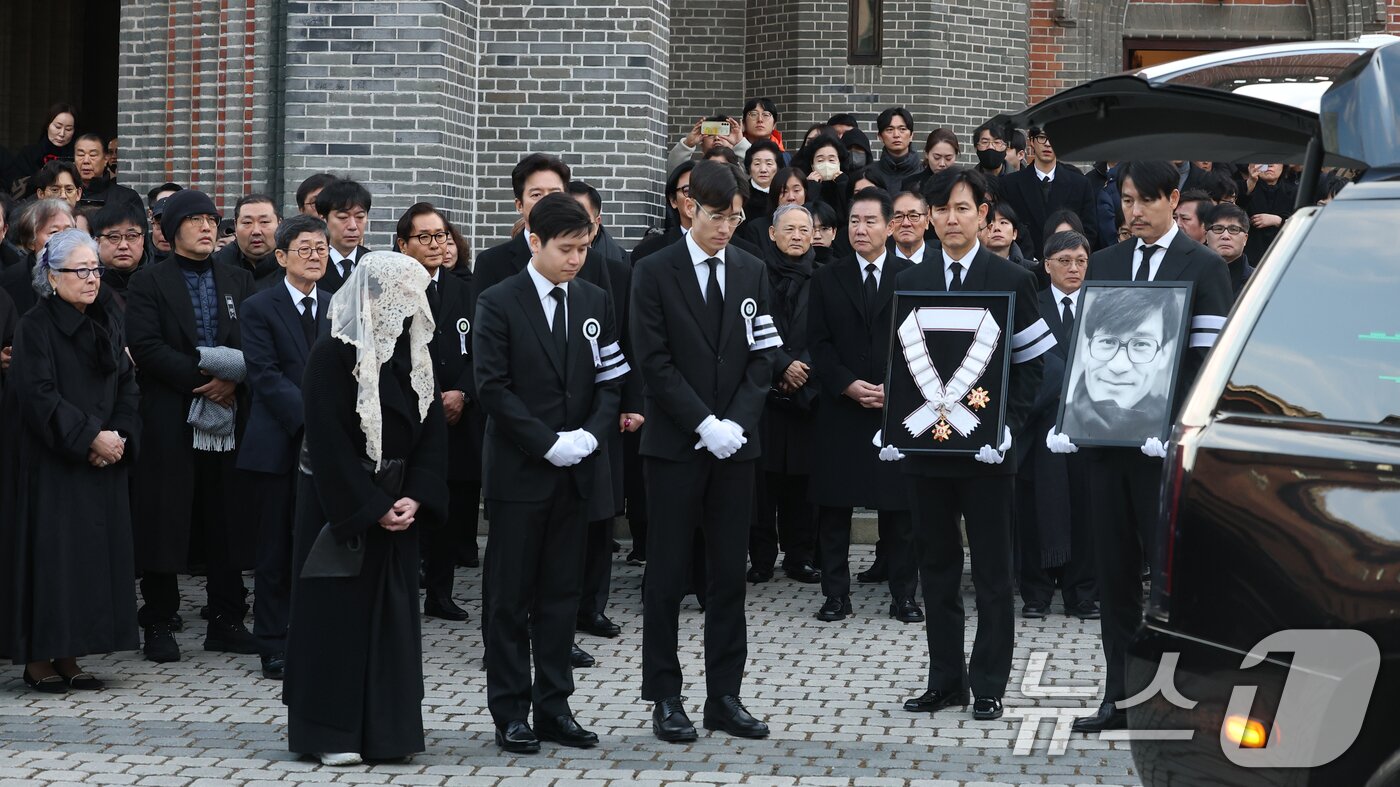 본문 이미지 - 9일 오전 서울 중구 명동성당에서 고 안성기의 발인식이 엄수되고 있다. 정우성은 고인의 영정을, 이정재는 금관문화훈장을 들고 있다. 2026.1.9/뉴스1 ⓒ News1 권현진 기자