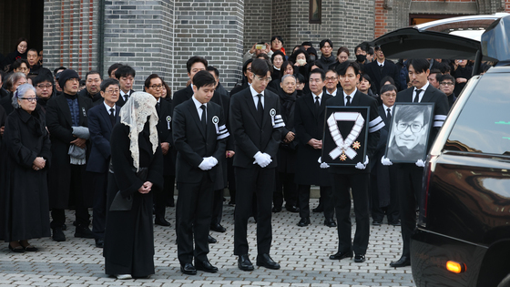 국민배우 안성기, 가족·동료 배웅 속 영면