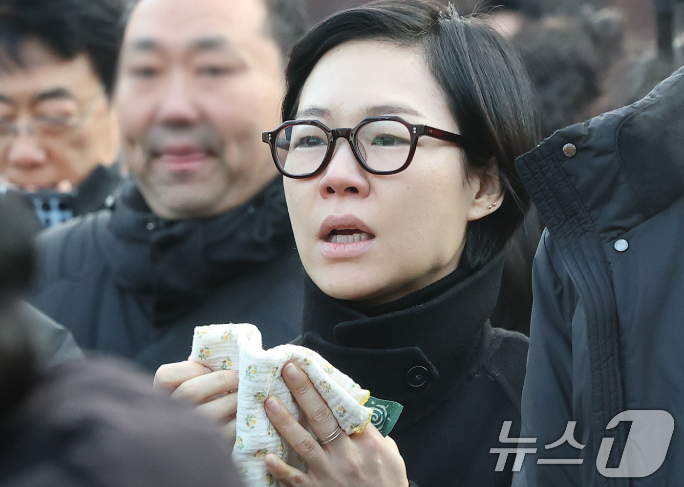 (서울=뉴스1) 권현진 기자 = 배우 한예리가 9일 오전 서울 중구 명동성당에서 고 안성기의 발인식에서 눈시울을 붉히고 있다. 2026.1.9/뉴스1