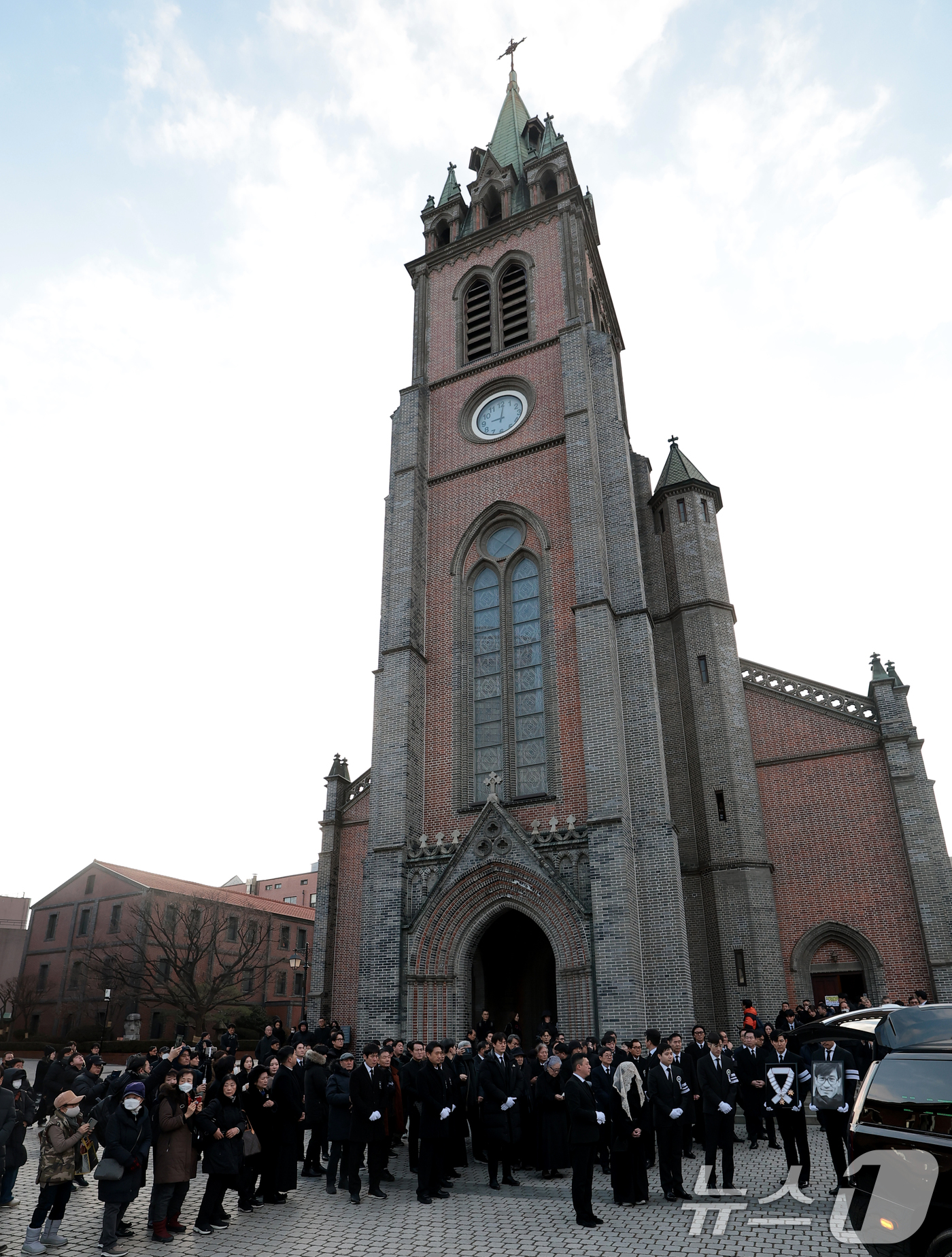 (서울=뉴스1) 권현진 기자 = 9일 오전 서울 중구 명동성당에서 고 안성기의 발인식이 엄수되고 있다.  2026.1.9/뉴스1