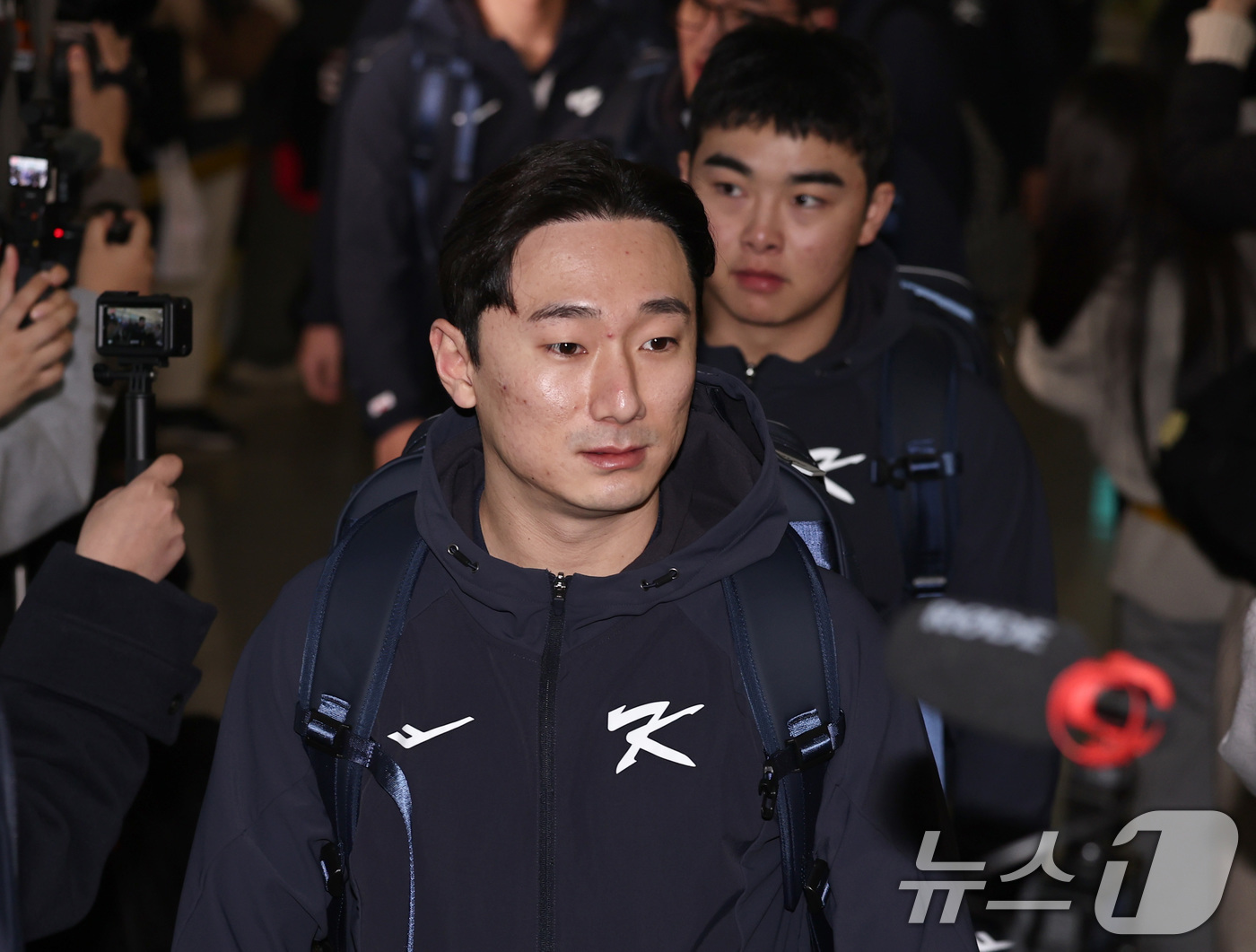 (인천공항=뉴스1) 구윤성 기자 = 야구 국가대표팀 신민재가 9일 오전 인천국제공항 제1여객터미널에서 월드베이스볼클래식(WBC) 대비 1차 전지훈련을 위해 사이판으로 출국하고 있다 …