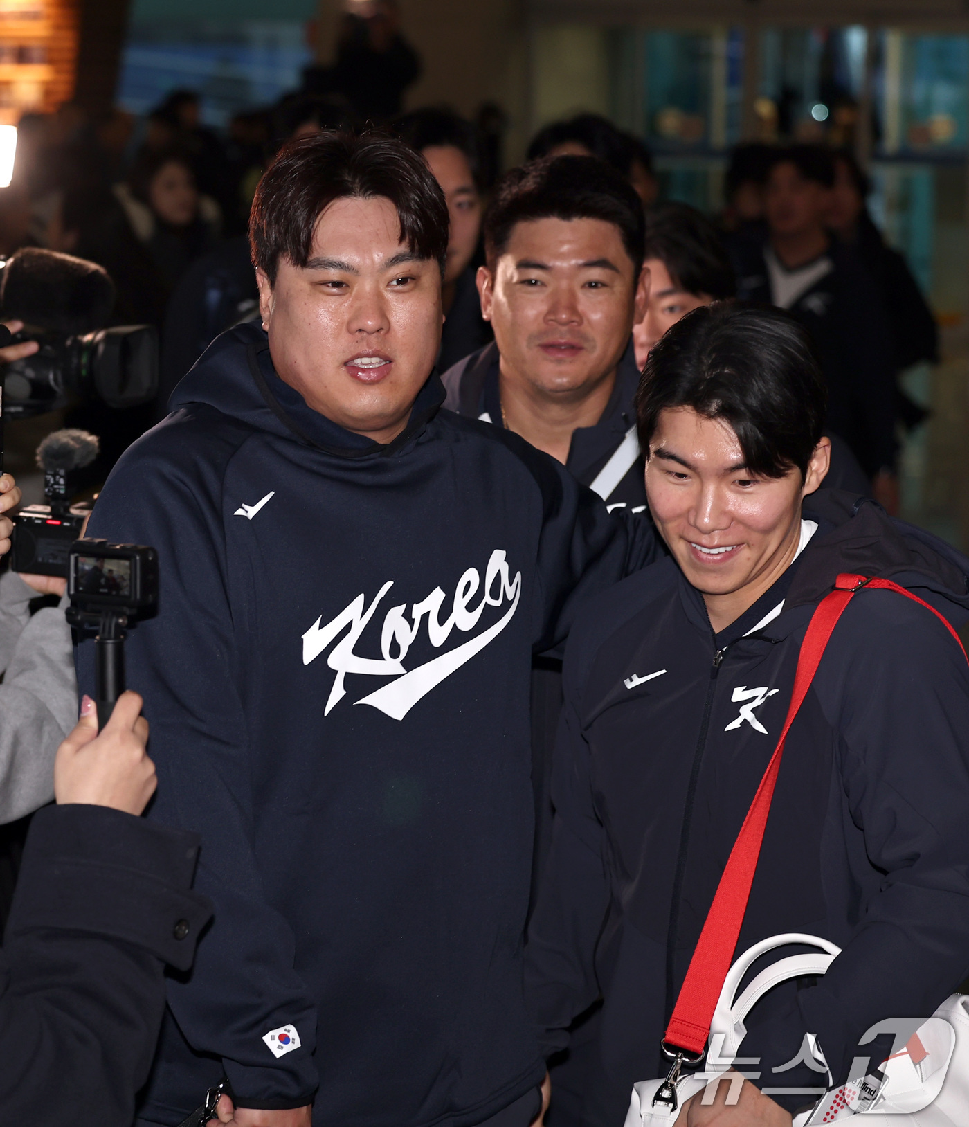 (인천공항=뉴스1) 구윤성 기자 = 야구 국가대표팀 류현진, 김혜성이 9일 오전 인천국제공항 제1여객터미널에서 월드베이스볼클래식(WBC) 대비 1차 전지훈련을 위해 사이판으로 출국 …