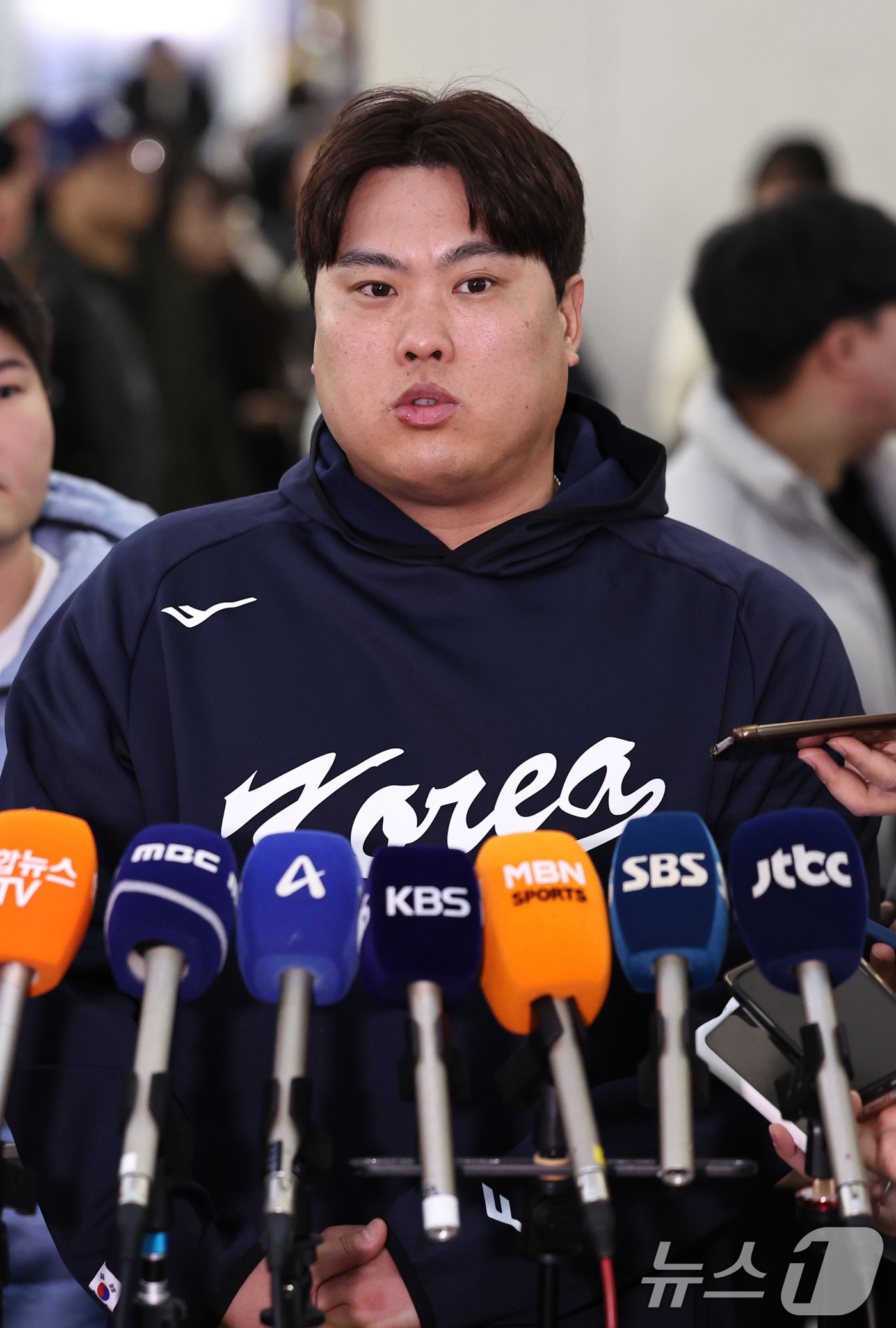 (인천공항=뉴스1) 구윤성 기자 = 야구 국가대표팀 류현진이 9일 오전 인천국제공항 제1여객터미널에서 월드베이스볼클래식(WBC) 대비 1차 전지훈련을 위해 사이판으로 출국하기 전 …