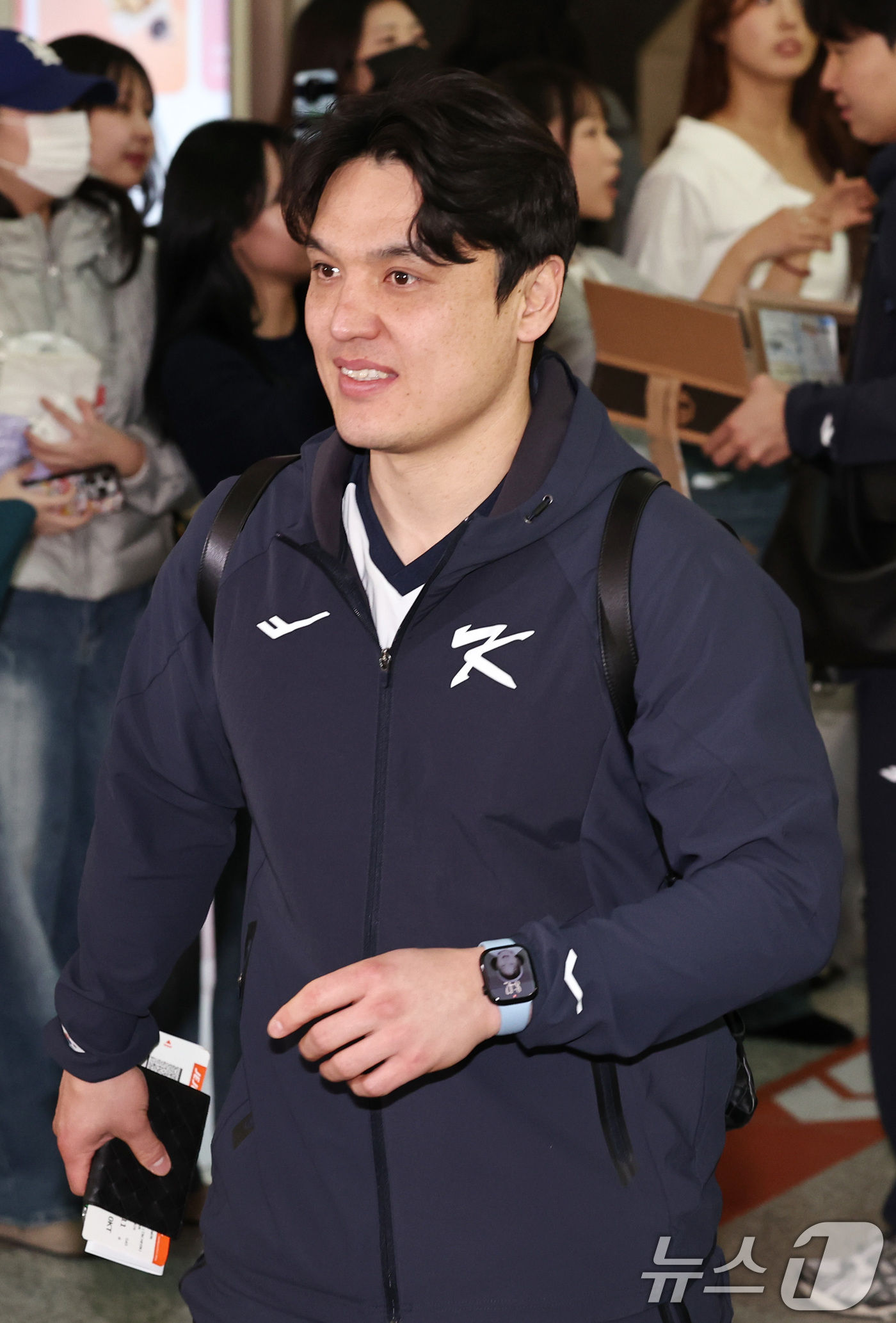 (인천공항=뉴스1) 구윤성 기자 = 야구 국가대표팀 박동원이 9일 오전 인천국제공항 제1여객터미널에서 월드베이스볼클래식(WBC) 대비 1차 전지훈련을 위해 사이판으로 출국하고 있다 …