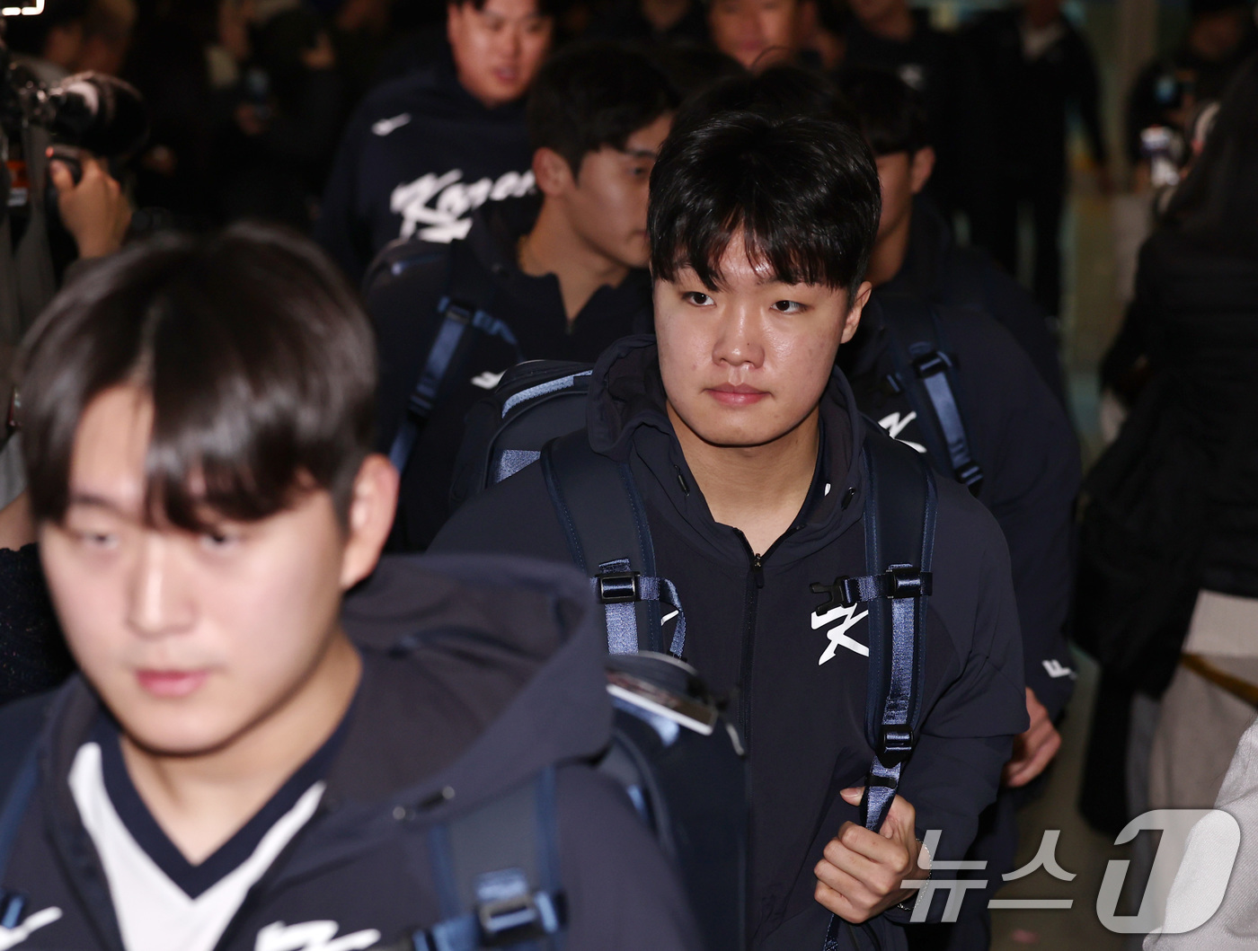 출국하는 정우주 - 뉴스1