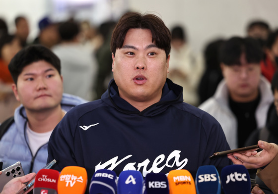 16년 만에 태극마크 류현진 "경쟁력 자신, 무거운 책임감 느껴"