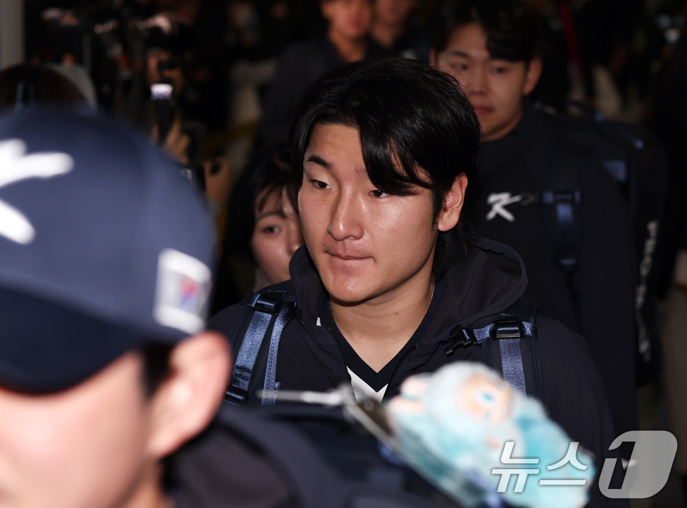 (인천공항=뉴스1) 구윤성 기자 = 야구 국가대표팀 곽빈이 9일 오전 인천국제공항 제1여객터미널에서 월드베이스볼클래식(WBC) 대비 1차 전지훈련을 위해 사이판으로 출국하고 있다. …