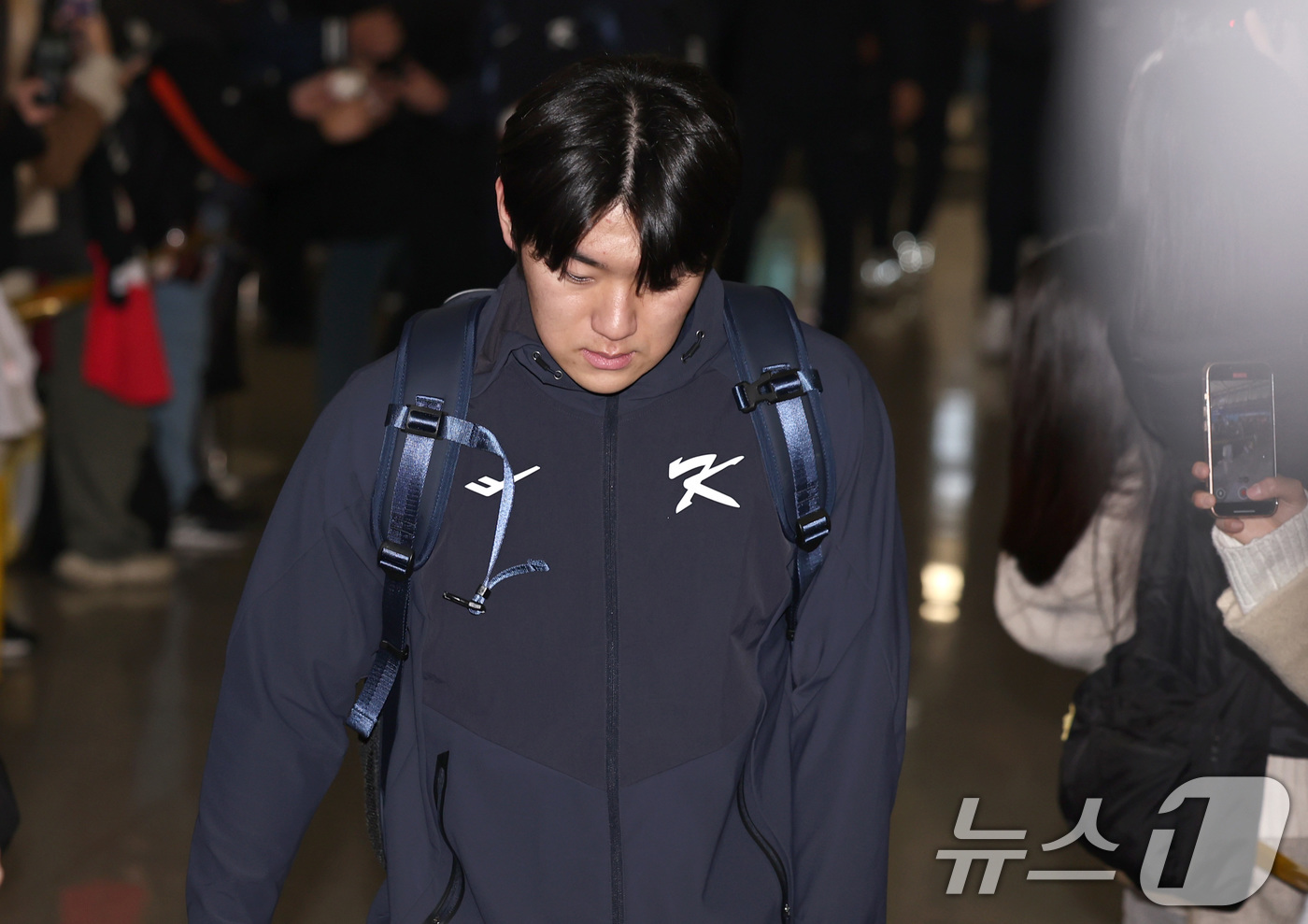 (인천공항=뉴스1) 구윤성 기자 = 야구 국가대표팀 김도영이 9일 오전 인천국제공항 제1여객터미널에서 월드베이스볼클래식(WBC) 대비 1차 전지훈련을 위해 사이판으로 출국하고 있다 …