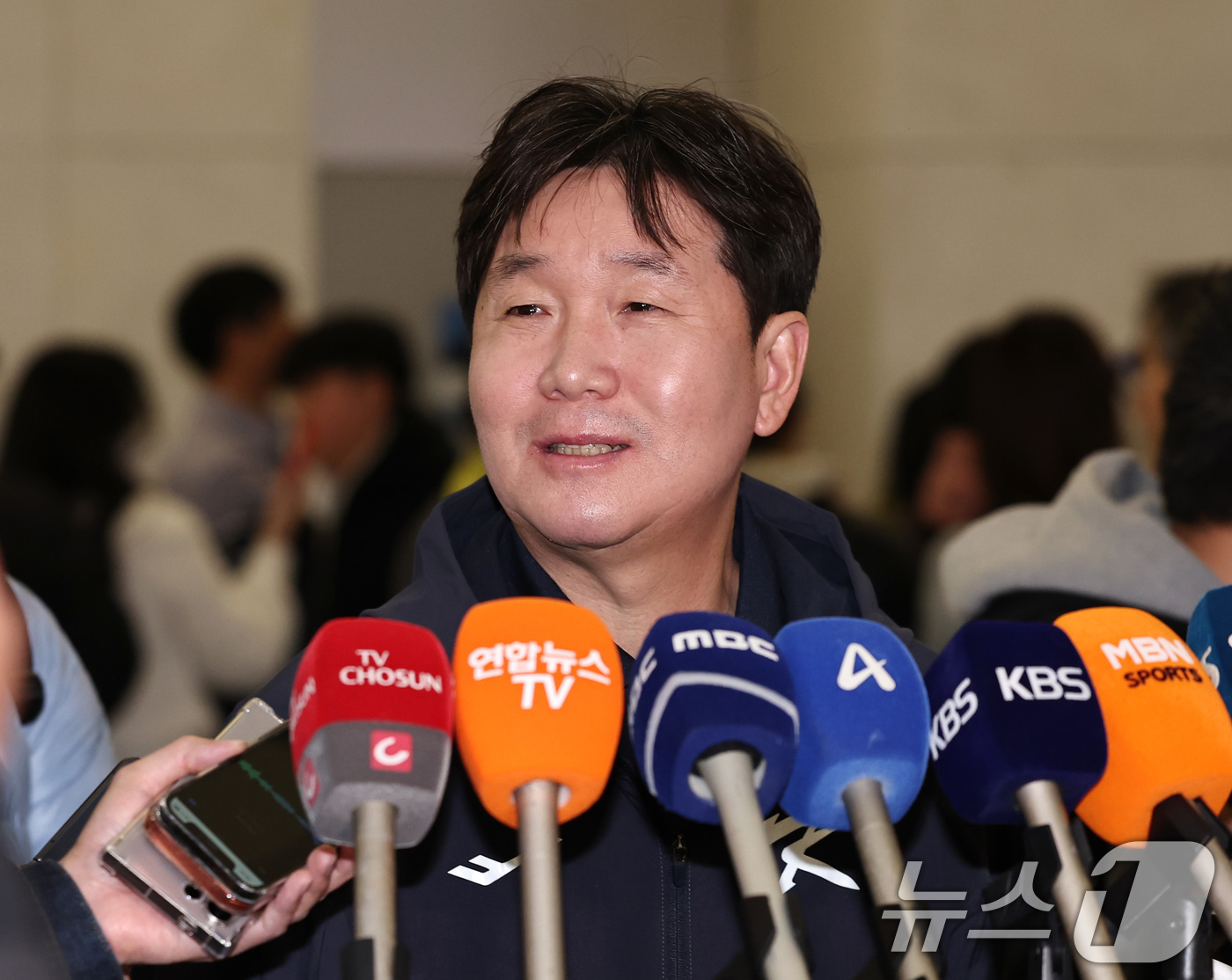 (인천공항=뉴스1) 구윤성 기자 = 류지현 야구 국가대표팀 감독이 9일 오전 인천국제공항 제1여객터미널에서 월드베이스볼클래식(WBC) 대비 1차 전지훈련을 위해 사이판으로 출국하기 …