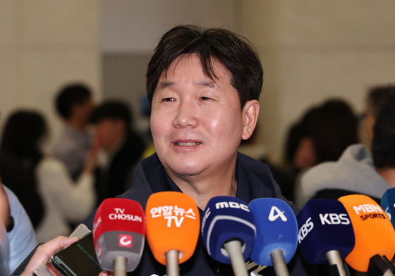 인터뷰하는 류지현 감독