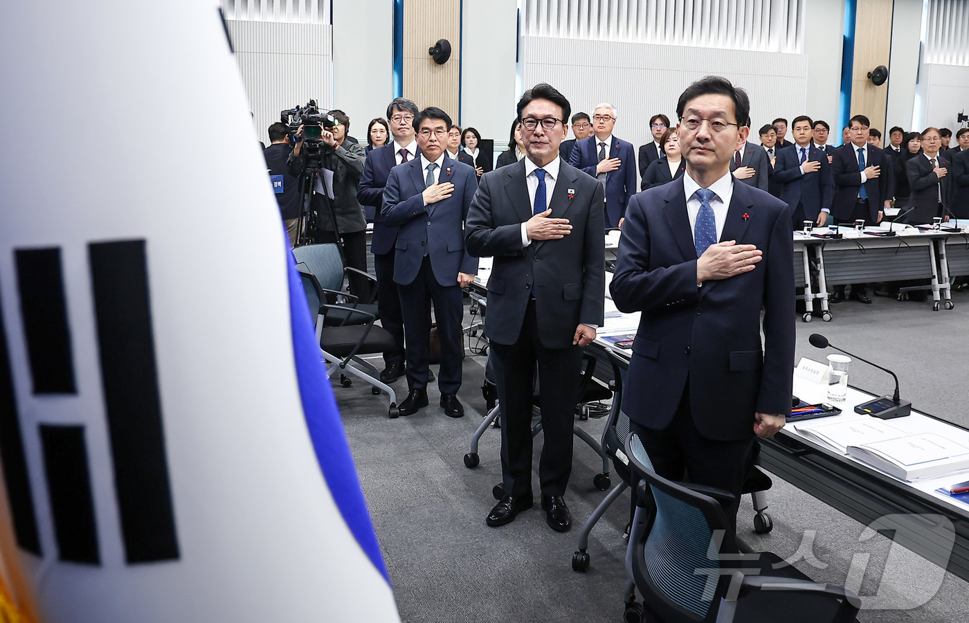 (서울=뉴스1) 김성진 기자 = 김민석 국무총리가 9일 서울 은평구 한국행정연구원에서 열린 경제인문사회연구회 업무보고에서 국기에 대한 경례를 하고 있다. 2026.1.9/뉴스1