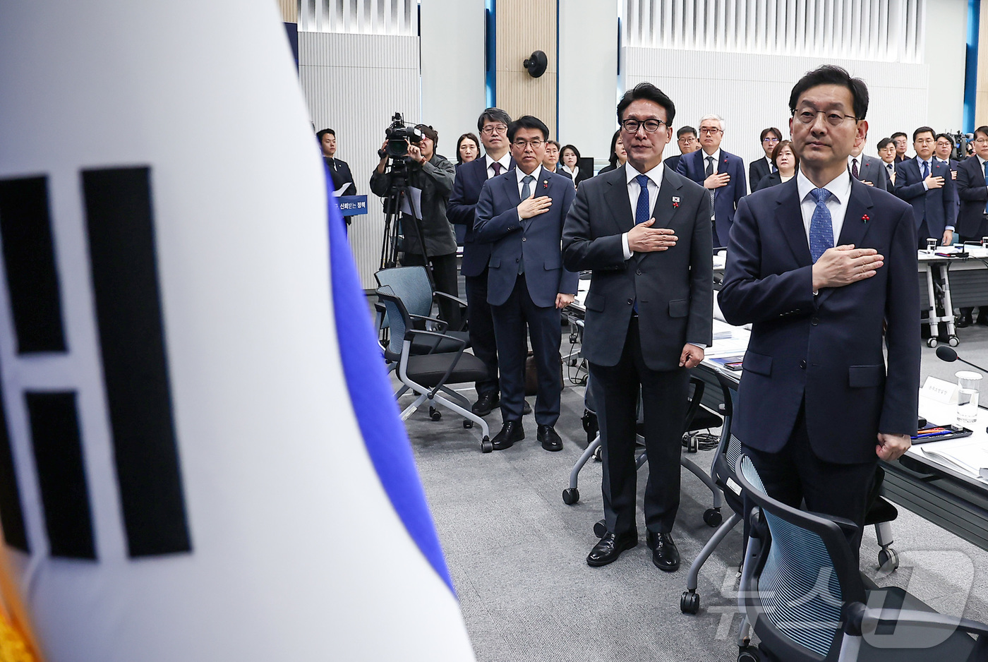 (서울=뉴스1) 김성진 기자 = 김민석 국무총리가 9일 서울 은평구 한국행정연구원에서 열린 경제인문사회연구회 업무보고에서 국기에 대한 경례를 하고 있다. 2026.1.9/뉴스1