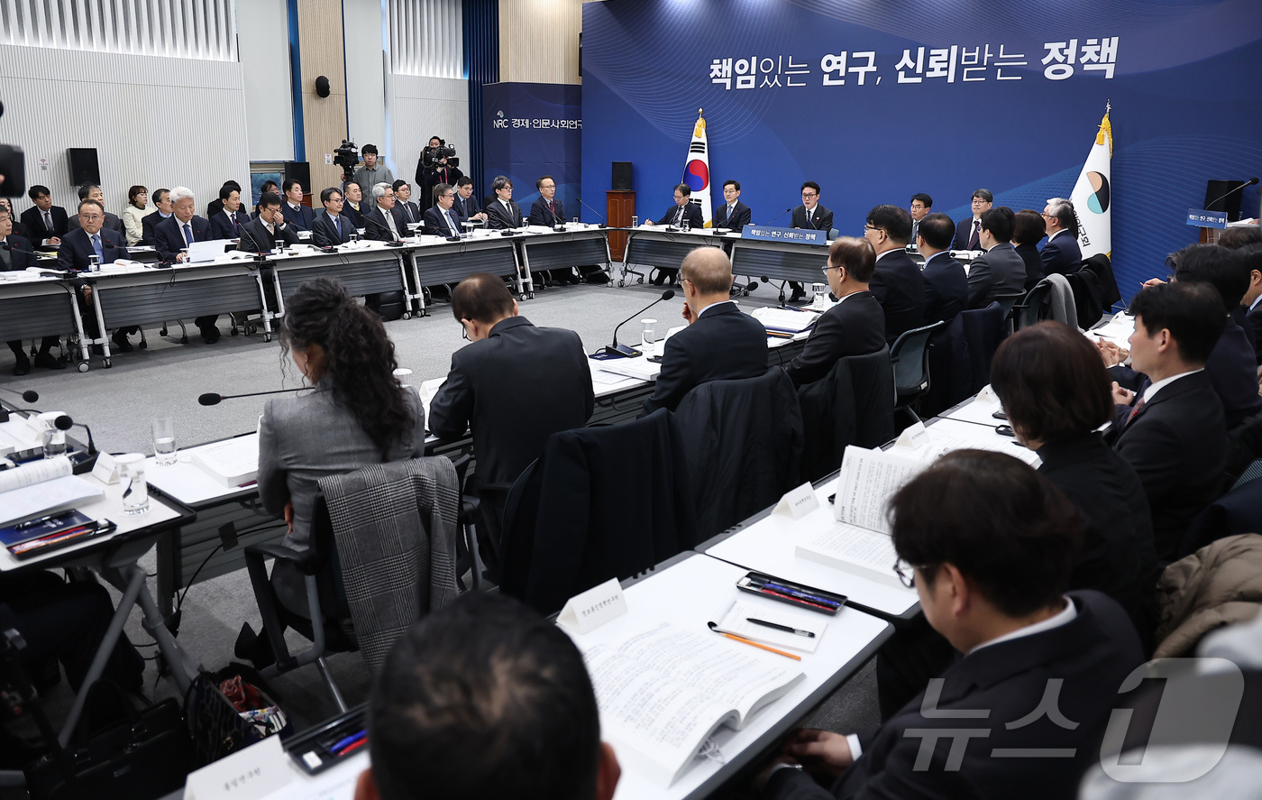 (서울=뉴스1) 김성진 기자 = 김민석 국무총리가 9일 서울 은평구 한국행정연구원에서 열린 경제인문사회연구회 업무보고에서 모두발언을 하고 있다. 2026.1.9/뉴스1