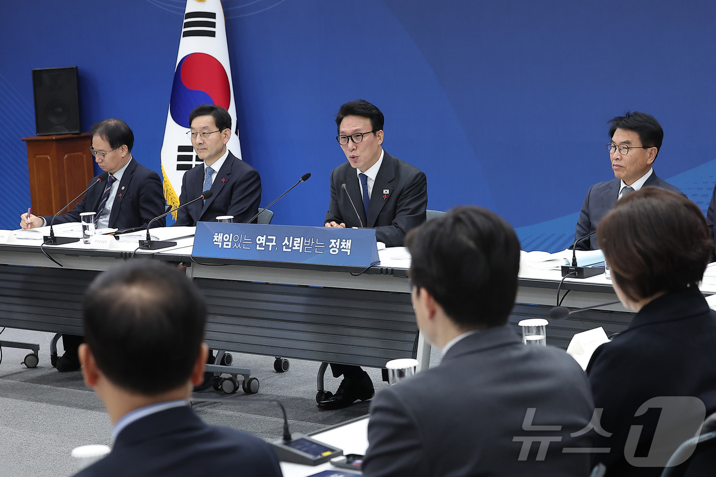 (서울=뉴스1) 김성진 기자 = 김민석 국무총리가 9일 서울 은평구 한국행정연구원에서 열린 경제인문사회연구회 업무보고에서 모두발언을 하고 있다. 2026.1.9/뉴스1