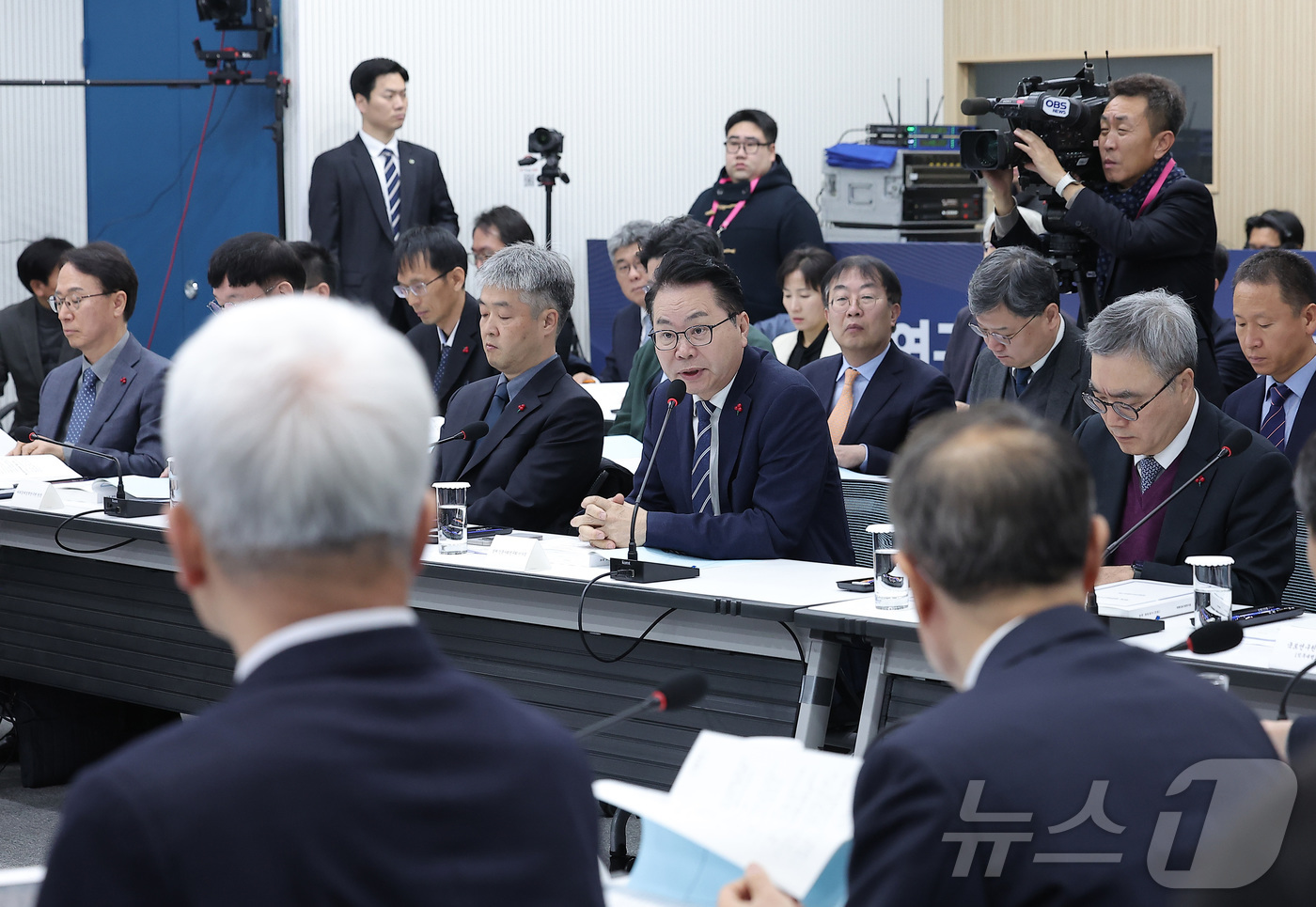 (서울=뉴스1) 김성진 기자 = 이한주 경제인문사회연구회 이사장이 9일 서울 은평구 한국행정연구원에서 열린 경제인문사회연구회 업무보고에서 총괄 보고를 하고 있다. 2026.1.9/ …