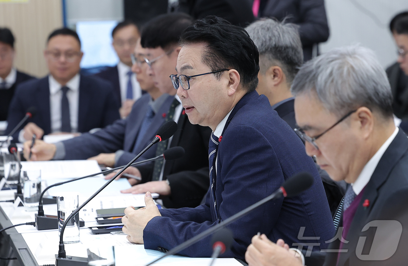 (서울=뉴스1) 김성진 기자 = 이한주 경제인문사회연구회 이사장이 9일 서울 은평구 한국행정연구원에서 열린 경제인문사회연구회 업무보고에서 총괄 보고를 하고 있다. 2026.1.9/ …