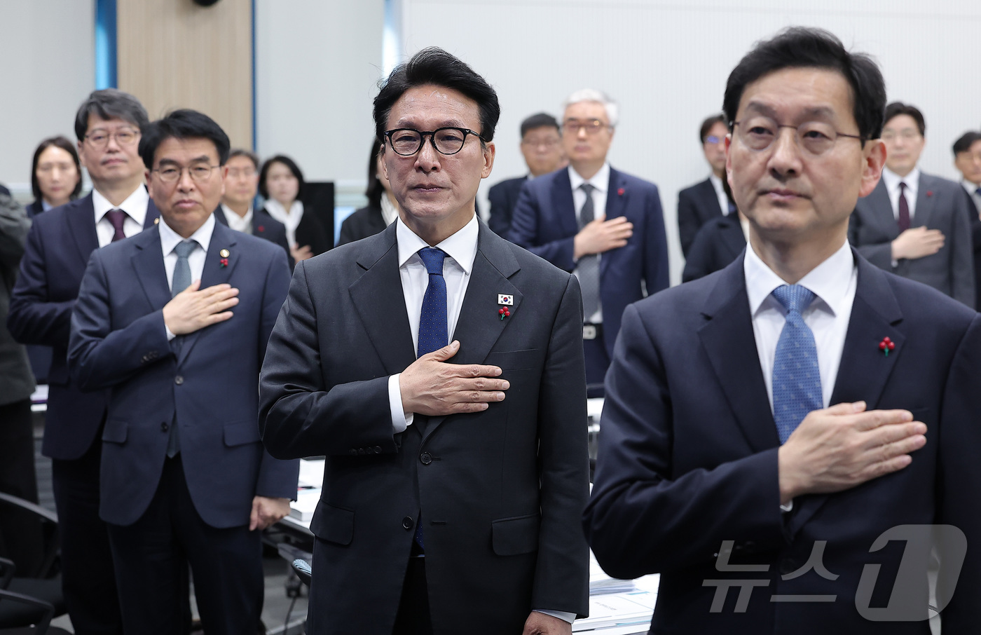 (서울=뉴스1) 김성진 기자 = 김민석 국무총리가 9일 서울 은평구 한국행정연구원에서 열린 경제인문사회연구회 업무보고에서 국기에 대한 경례를 하고 있다. 2026.1.9/뉴스1