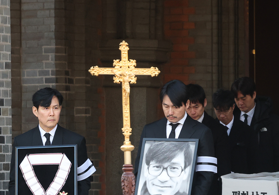 영면에 들어간 국민배우 안성기…명동성당서 영결식