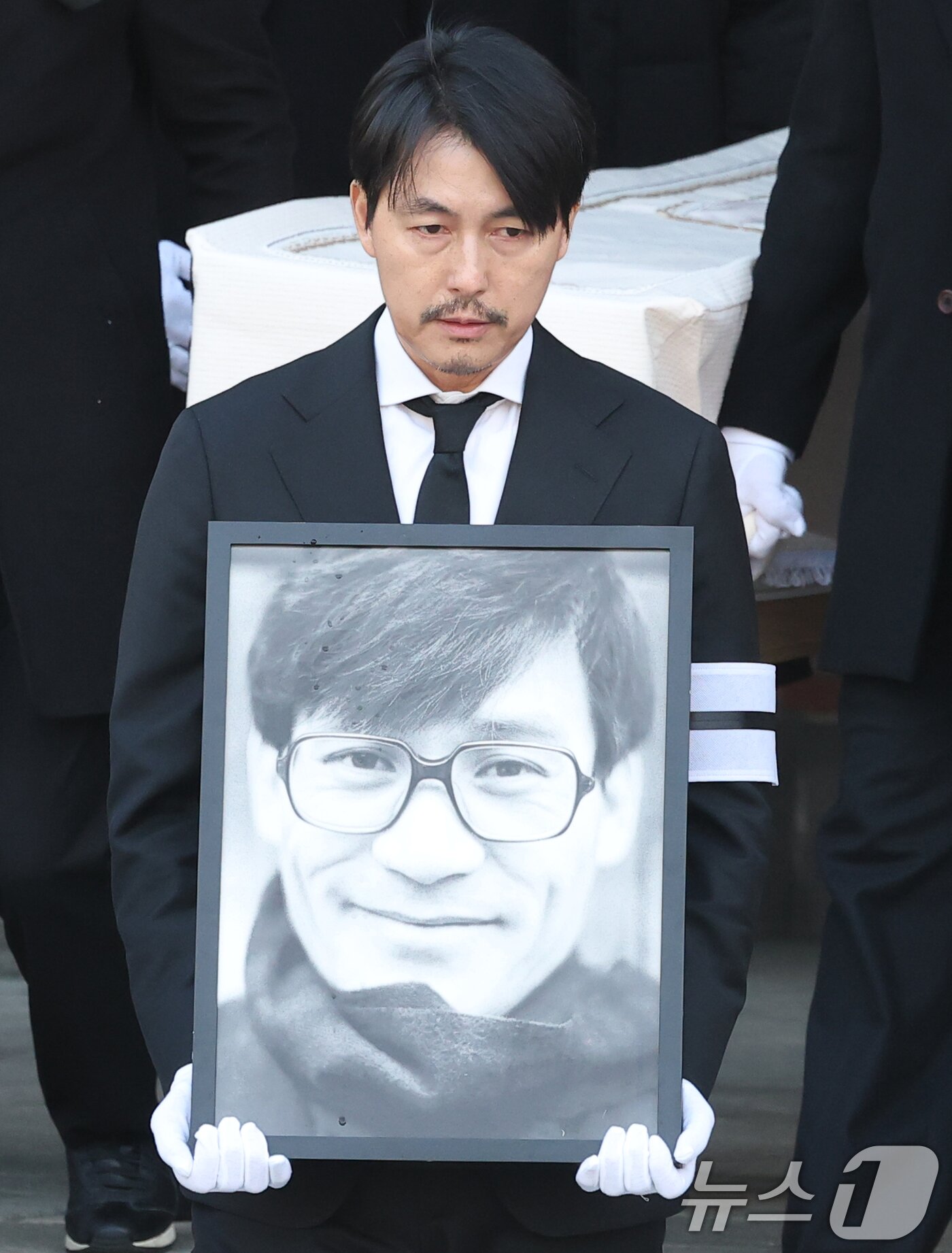 본문 이미지 - 배우 정우성이 9일 오전 서울 중구 명동성당에서 고 안성기의 장례 미사를 마친 뒤 영결식장으로 향하고 있다. 2026.1.9/뉴스1 ⓒ News1 권현진 기자