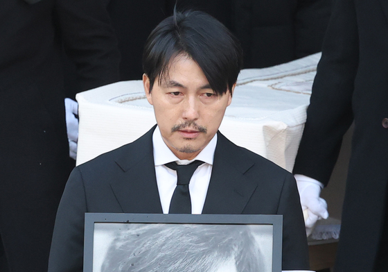 정우성 울먹 " 故안성기 상대엔 온화·배려, 스스로에겐 엄격"…추모사