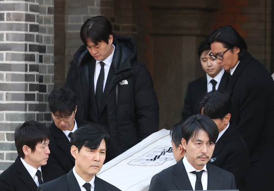 영결식장으로 향하는 고 안성기