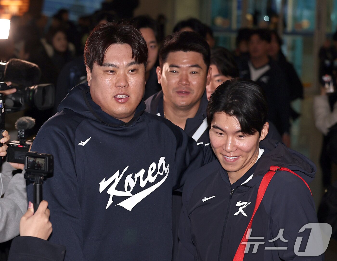 본문 이미지 - 야구 국가대표팀 류현진(왼쪽부터), 노경은, 김혜성이 9일 오전 인천국제공항 제1여객터미널에서 월드베이스볼클래식(WBC) 대비 1차 전지훈련을 위해 사이판으로 출국하고 있다. 2026.1.9/뉴스1 ⓒ News1 구윤성 기자