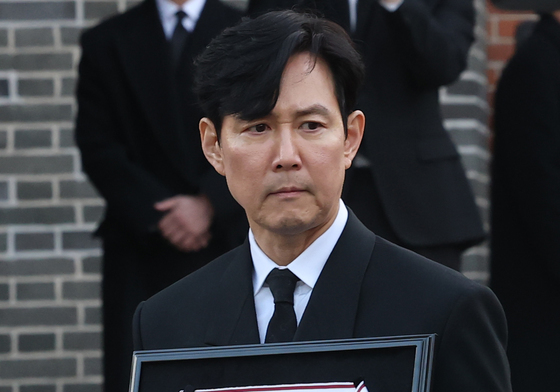 슬픔에 잠긴 이정재