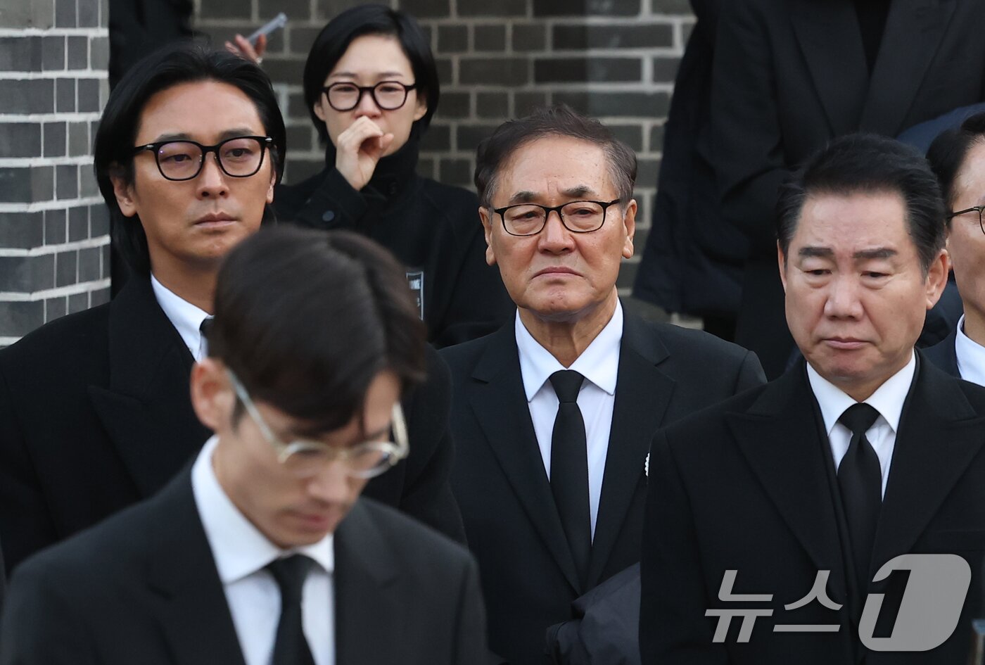 본문 이미지 - 배우 주지훈(왼쪽부터)과 한예리, 배창호 감독, 박상원이 9일 오전 서울 중구 명동성당에서 열린 고 안성기의 발인식에서 고인을 배웅하고 있다. 2026.1.9/뉴스1 ⓒ News1 권현진 기자