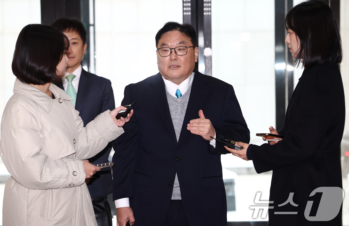 (서울=뉴스1) 김민지 기자 = 쿠팡 사건을 무혐의 처분하도록 외압을 행사한 인물로 지목된 엄희준 광주고검 검사가 9일 오전 서울 서초구 관봉권·쿠팡 상설특검팀 사무실에서 피의자 …