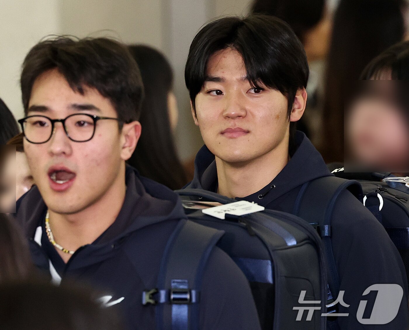 본문 이미지 - 야구 국가대표팀 김도영, 안현민이 9일 오전 인천국제공항 제1여객터미널에서 월드베이스볼클래식(WBC) 대비 1차 전지훈련을 위해 사이판으로 출국하고 있다. 2026.1.9/뉴스1 ⓒ News1 구윤성 기자