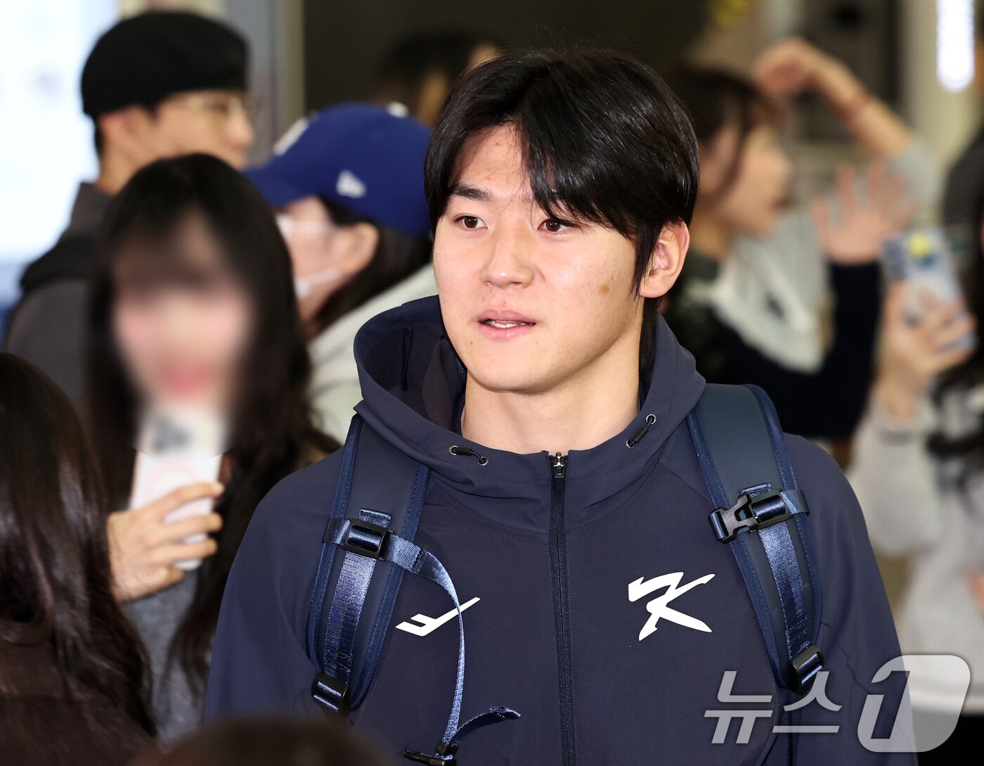 본문 이미지 - 야구 국가대표팀 김도영이 9일 오전 인천국제공항 제1여객터미널에서 월드베이스볼클래식(WBC) 대비 1차 전지훈련을 위해 사이판으로 출국하고 있다. 2026.1.9/뉴스1 ⓒ News1 구윤성 기자